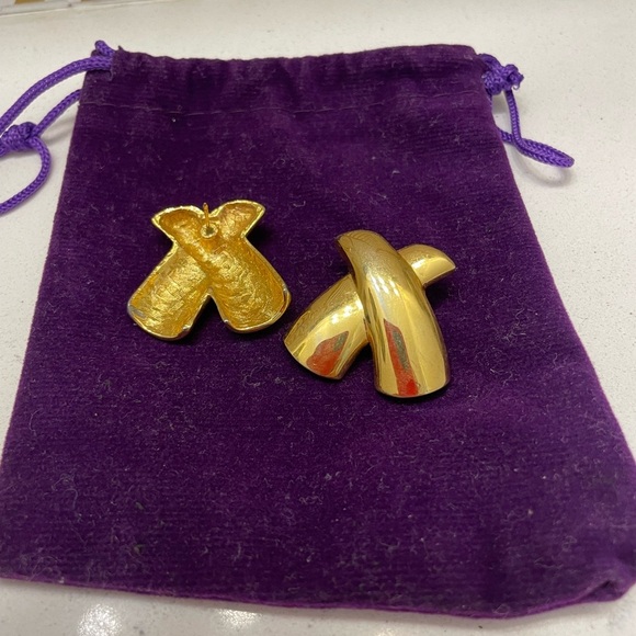 90s Vintage gold tone “X” post earrings. - Picture 3 of 5